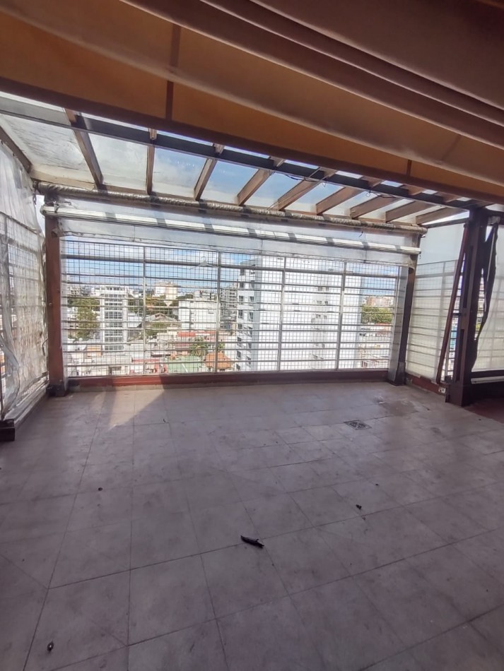 Excelente departamento de 4 ambientes tipo duplex con cochera y baulera en venta - San Martin centro