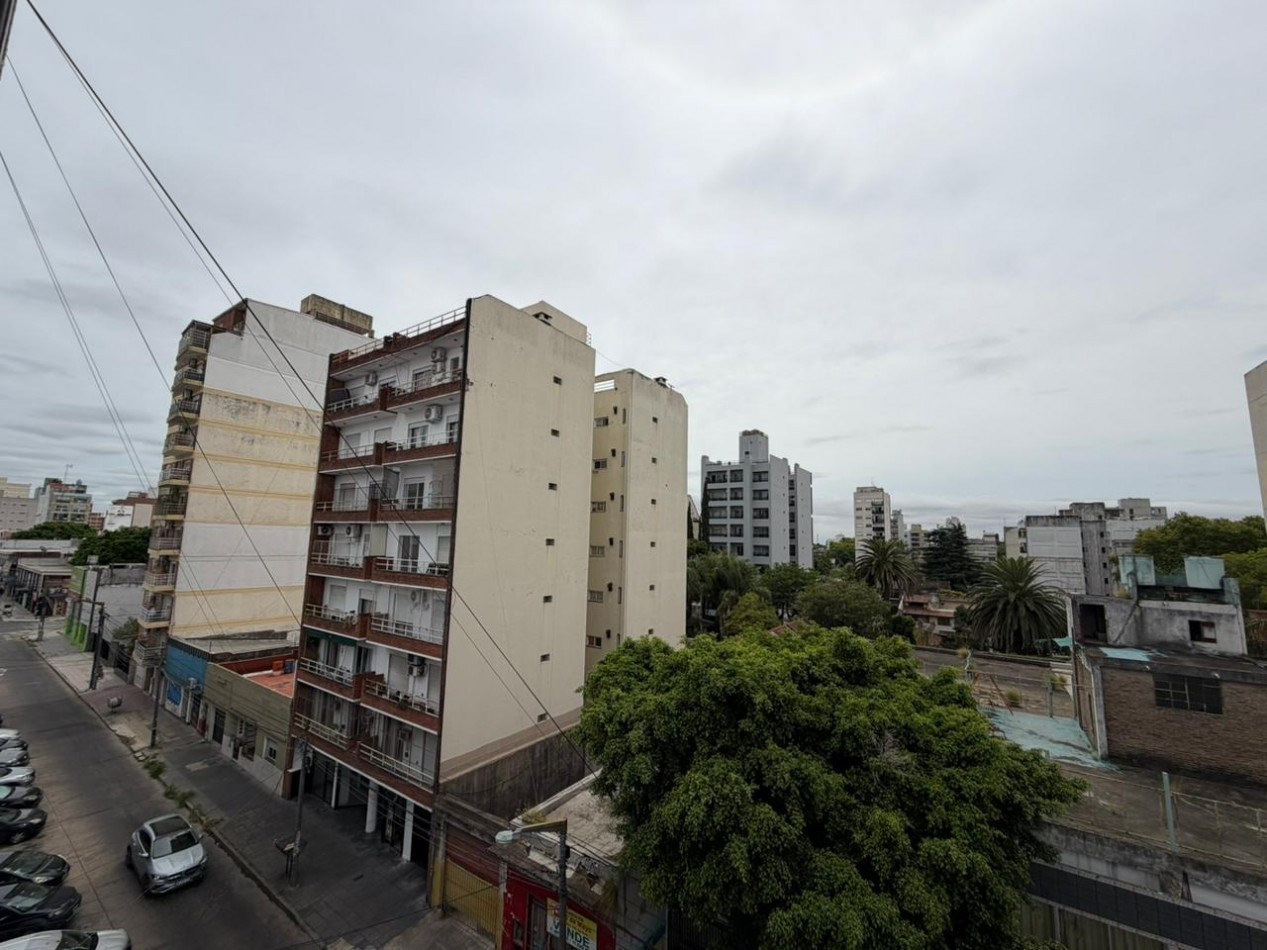 Excelente departamento semipiso de 3 ambientes con COCHERA cubierta - Centro San Martin