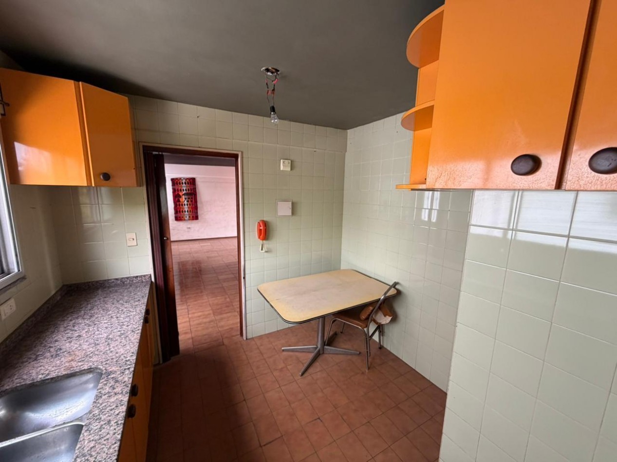 Excelente departamento semipiso de 3 ambientes con COCHERA cubierta - Centro San Martin